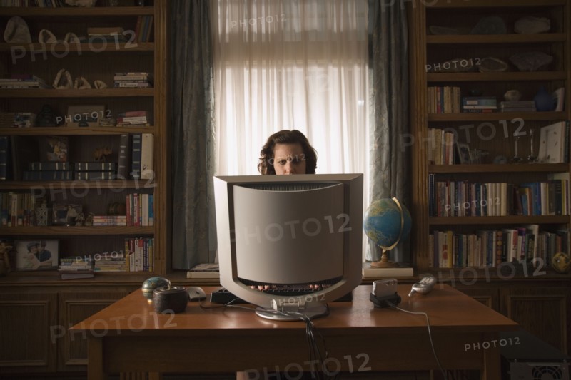 Woman sitting at desk in home office. Photo : Stewart Cohen