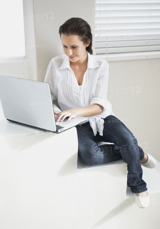 Woman typing on laptop. Photo : momentimages