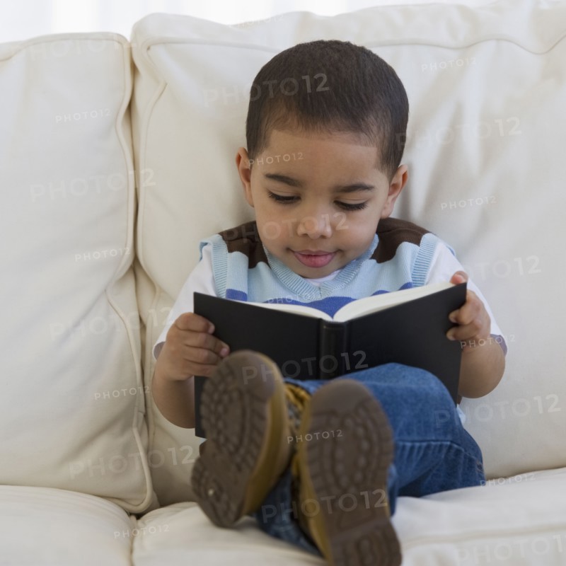 Young child looking at a book. Photo : Chris Grill