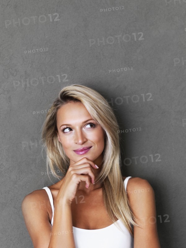 Pretty blond woman daydreaming. Photo : momentimages