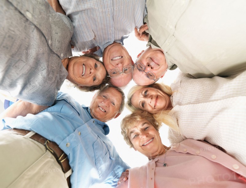 A group of people huddled together. Photo : momentimages