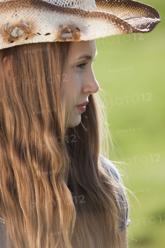 Side profile of a beautiful long haired cowgirl. Photo : Mike Kemp
