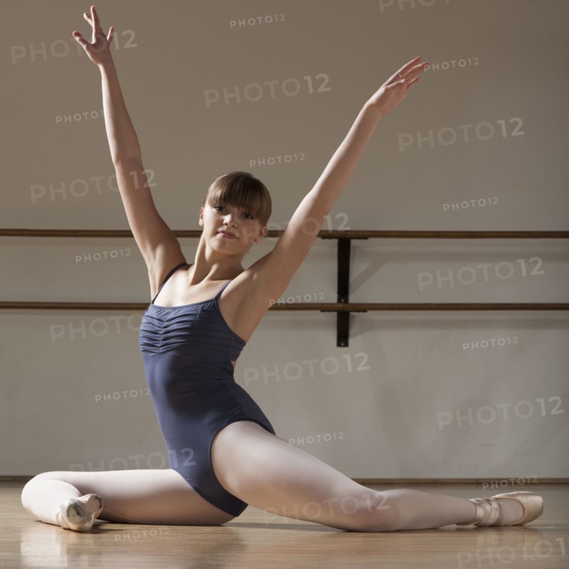 Ballet dancer stretching. Photo : Mike Kemp