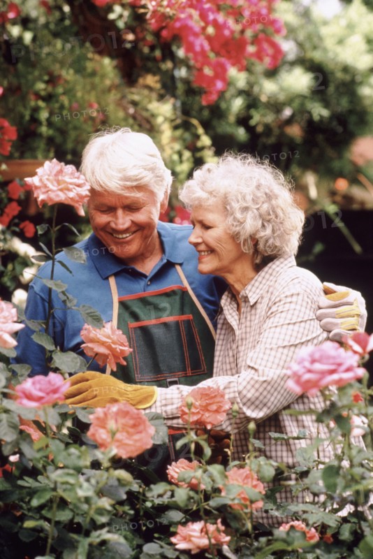 Senior couple gardening together. Photo : Rob Lewine