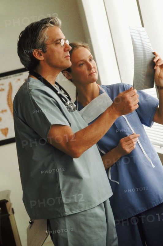 Doctor and nurse looking at chart. Photo : Rob Lewine