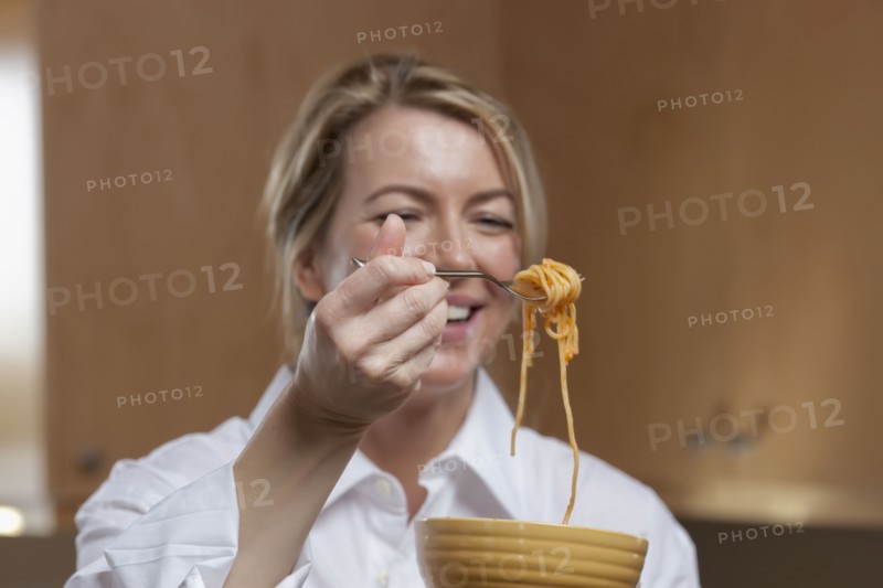 Woman eating spaghetti. Photo : Dan Bannister