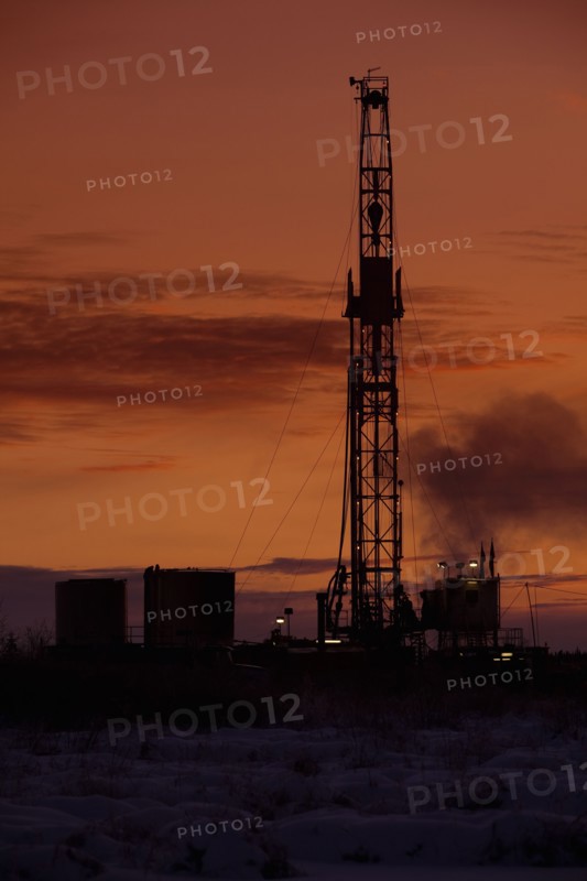 Oil drilling rig at dusk. Photo : Dan Bannister