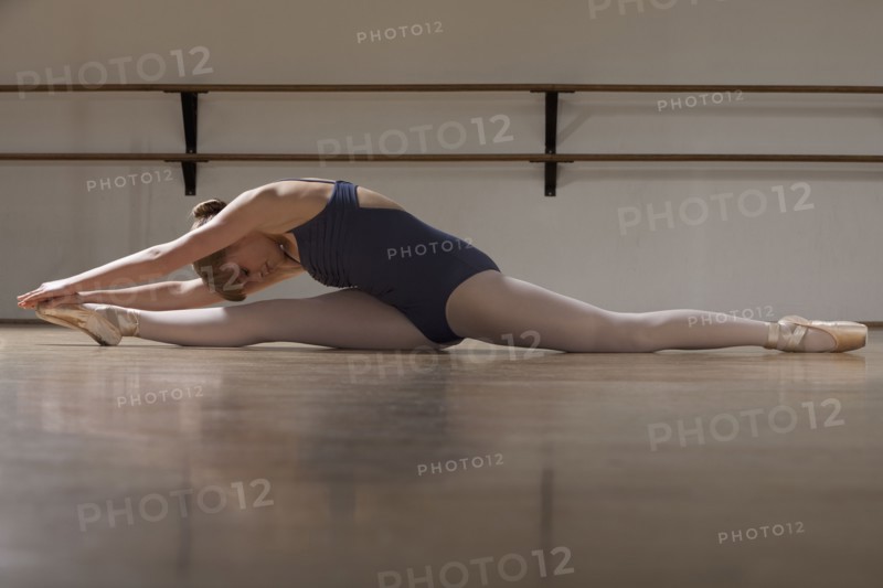 Dancer stretching. Photo : Mike Kemp