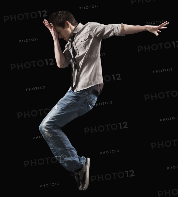 Male dancer jumping in the air. Photo : Mike Kemp