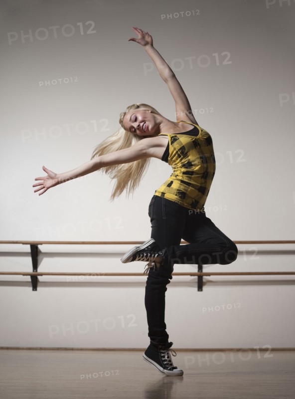 Blond woman dancing in ballet studio. Photo : Mike Kemp