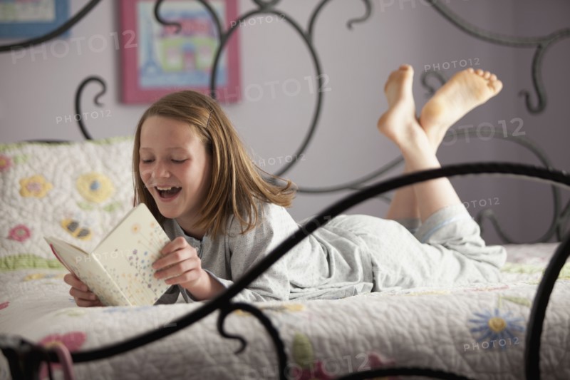 Young girl reading her diary. Photo : Mike Kemp
