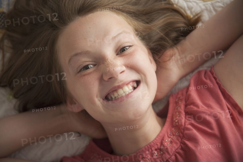 Young girl making cheesy smile. Photo : Mike Kemp