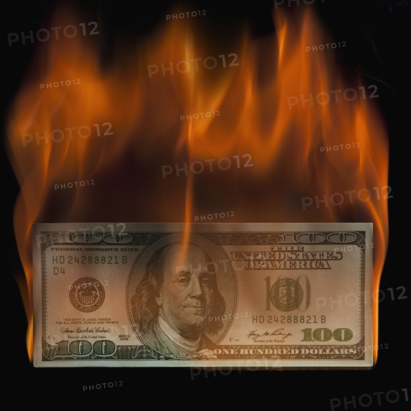 Burning 100 dollar bill. Photo : Mike Kemp