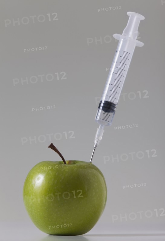 Syringe in apple. Photo : Mike Kemp