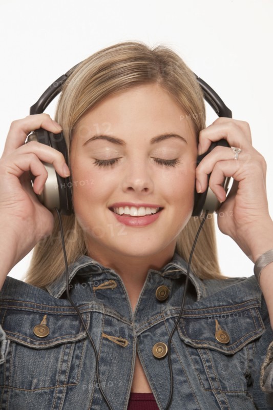 Pretty blond woman wearing headphones. Photo : K.Hatt