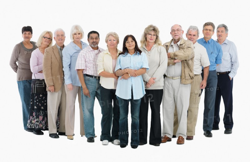 A group of people standing in a row. Photo : momentimages