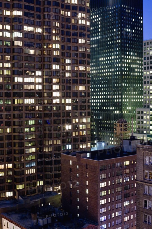 Illuminated skyscrapers. Photo : David Engelhardt