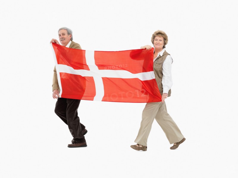 Two people carrying the Denmark flag. Photo : momentimages