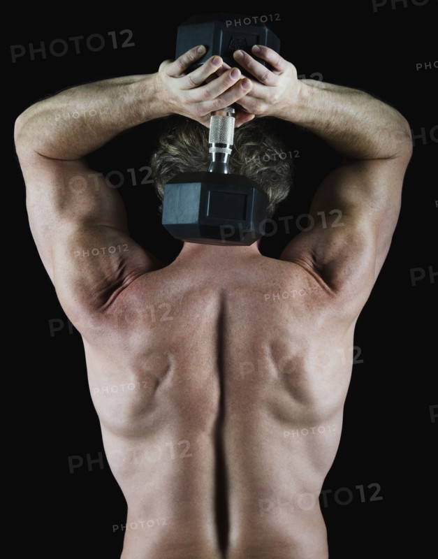 Man lifting free weight behind his head. Photo : Daniel Grill
