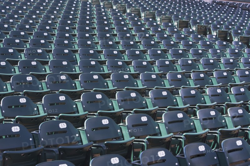 Empty bleacher seats. Photo : fotog