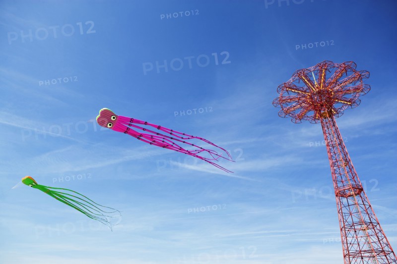 Kites and amusement park ride. Photo : fotog