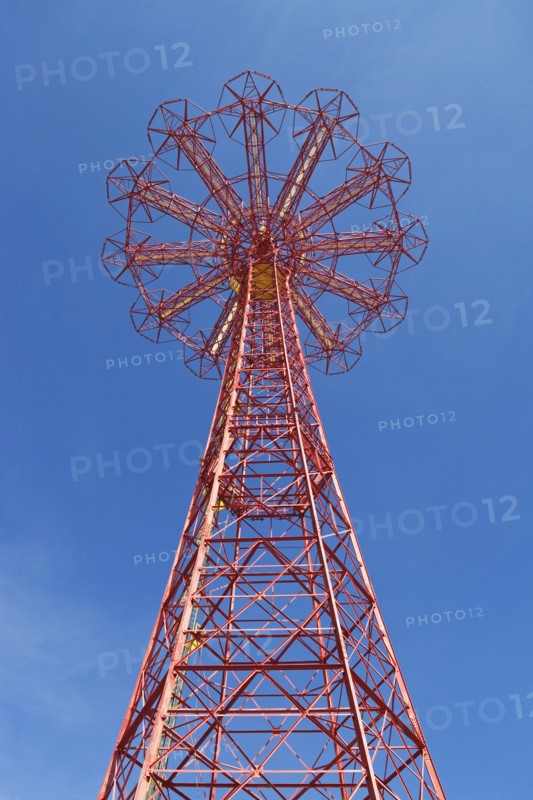 Amusement park ride. Photo : fotog
