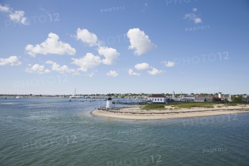 Harbor and Brant Point lighthouse in Nantucket. Photo : Chris Hackett