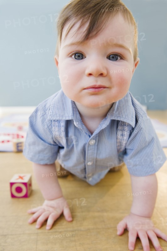 Toddler crawling on floor. Photo : Jamie Grill