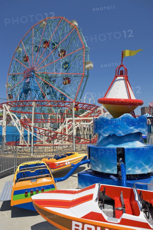 Amusement park rides. Photo. fotog