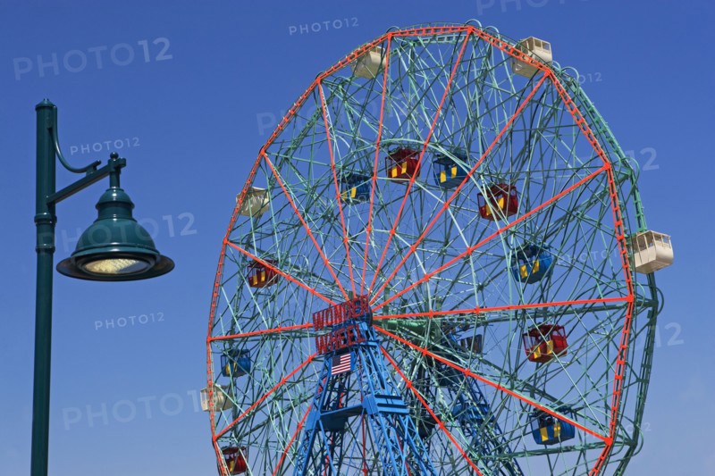 Ferris wheel and lamppost. Photo : fotog
