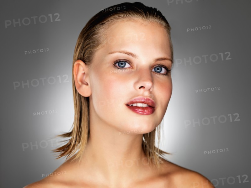 Sensual blond woman. Photo : momentimages