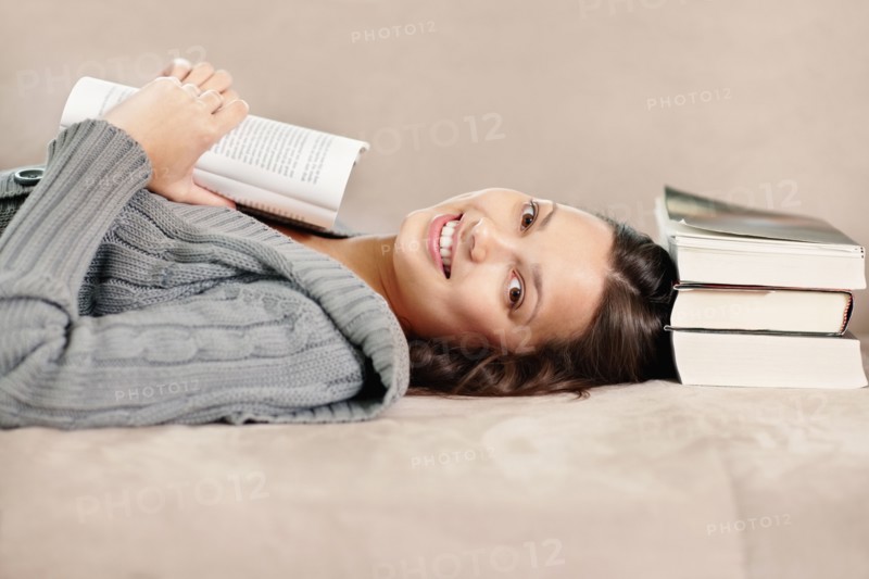 Brunette woman relaxing and reading. Photo : momentimages