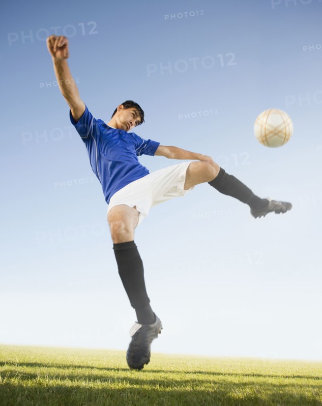 Soccer player kicking ball. Photo : Mike Kemp