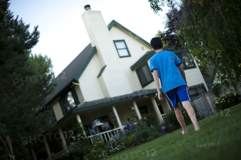 Young boy walking towards house. Photo : Tim Pannell