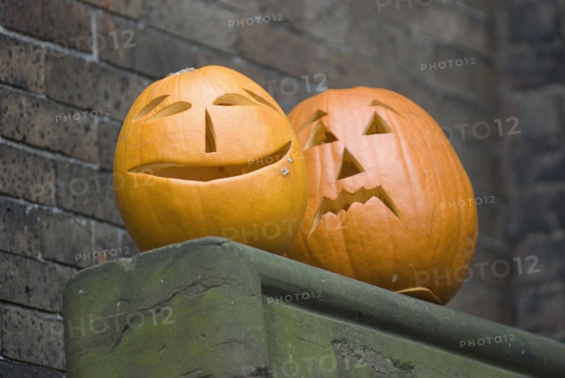 Jack-o-lanterns on banister. Photo. Antonio M. Rosario