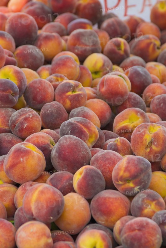 Peaches at farmer's market. Photo : Antonio M. Rosario