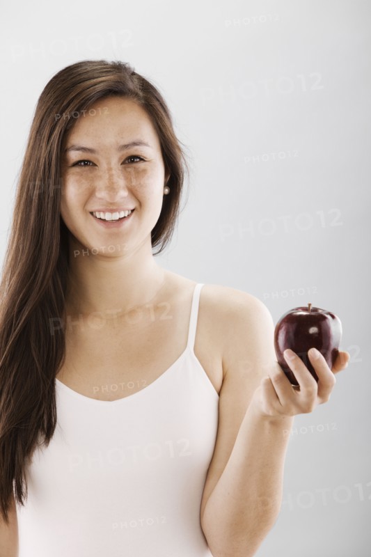 Woman holding a red apple. Photo : FBP