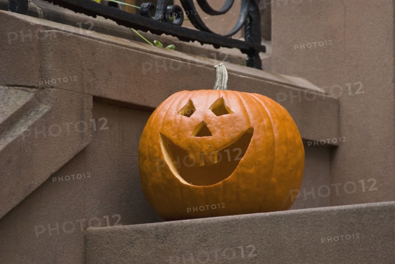 Jack-o-lantern on step. Photo. Antonio M. Rosario