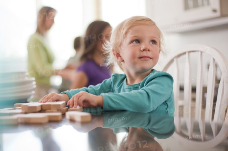 Young girl playing with wooden blocks. Photo : Tim Pannell