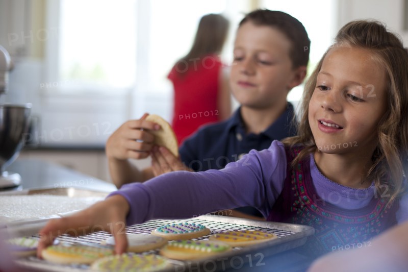 Children baking cookies. Photo : Tim Pannell