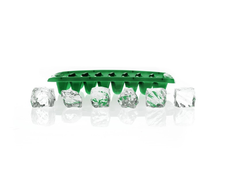 Ice cubes and green ice cube tray. Photo : David Arky