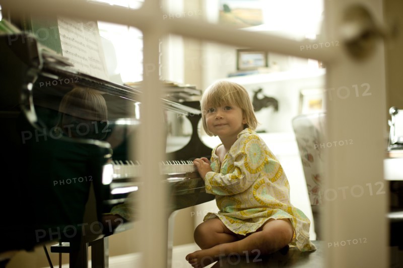 Young girl playing piano. Photo : Tim Pannell