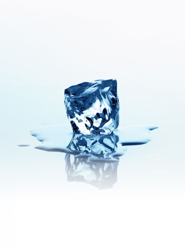 Melting ice cube. Photo : David Arky