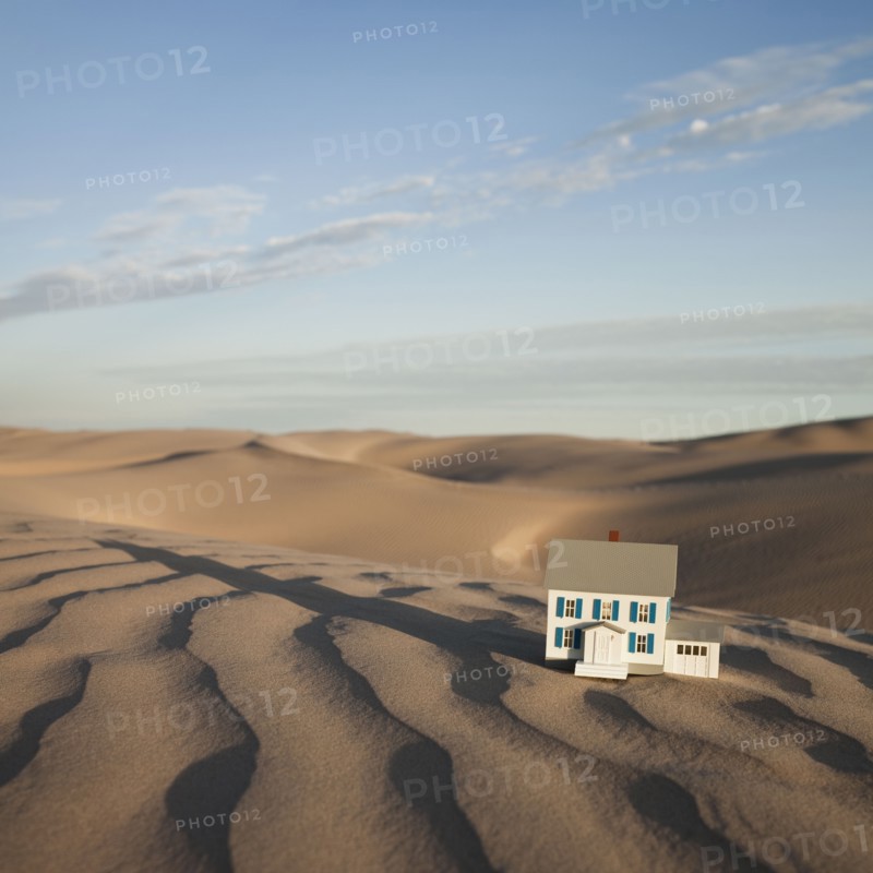 Scale model home in desert. Photo : Mike Kemp