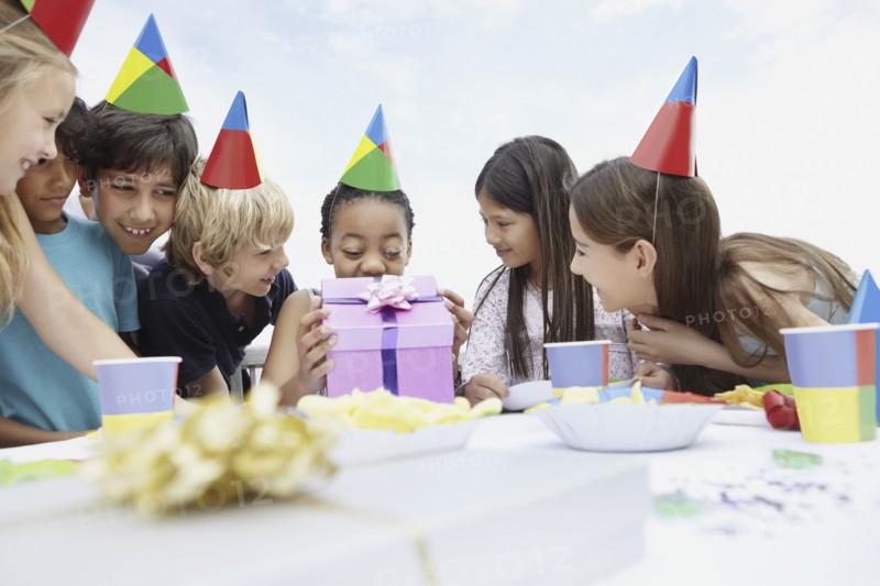 Children at a birthday celebration. Photo : momentimages