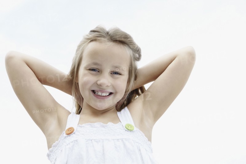 Sweet young girl. Photo : momentimages