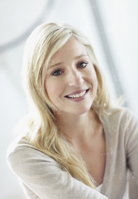 Attractive blond woman. Photo : momentimages