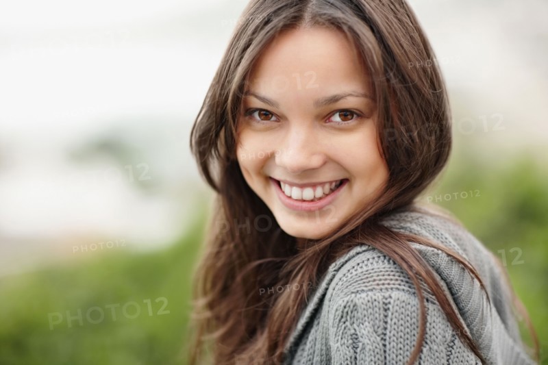 Smiling attractive brunette woman. Photo : momentimages