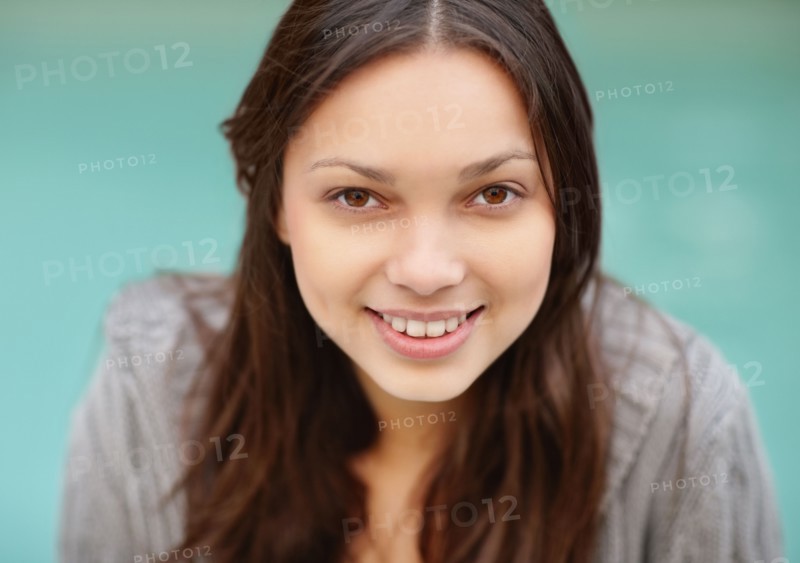 Smiling attractive brunette woman. Photo : momentimages