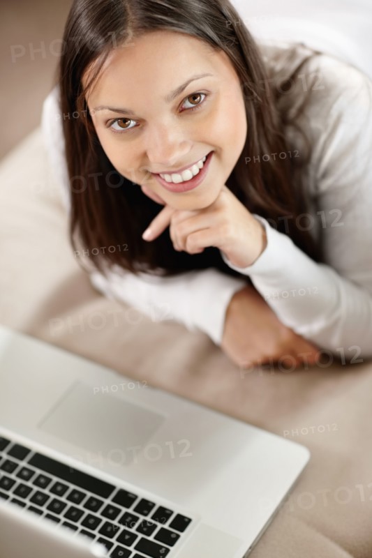 Woman browsing the internet. Photo : momentimages